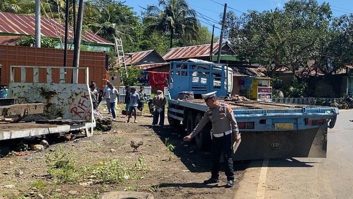Kecelakaan lalu lintas truk boks menabrak truk tronton yang parkir di bahu Jalan Poros Maros-Bone, Kabupaten Maros, Sulawesi Selatan (Sulsel).