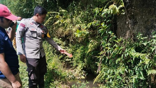 Polisi sedang melakukan olah TKP penemuan mayat di Desa Pringgasela Timur Kecamatan Pringgasela, Lombok Timur.