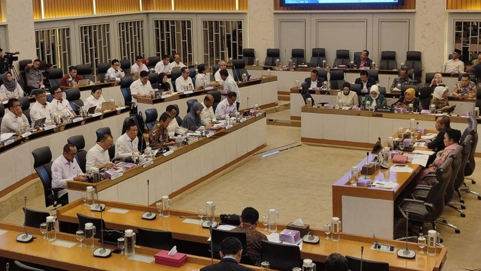 Menteri Kelautan dan Perikanan (MKP) Sakti Wahyu Trenggono saat rapat kerja bersama Komisi IV DPR RI, Jakarta, Selasa (22/4/2025).