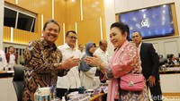 Menteri Kelautan dan Perikanan Sakti Wahyu Trenggono berjabat tangan dengan Ketua Komisi IV DPR Siti Hediati Hariyadi sebelum rapat kerja di Kompleks Parlemen, Senayan, Jakarta, Selasa (22/4/2025).