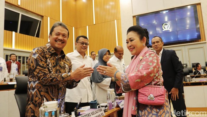 Menteri KKP Raker Bersama Komisi IV DPR Ketua Komisi IV DPR Siti Hediati Soeharto (kanan) berjabat tangan dengan Menteri Kelautan dan Perikanan (KKP) Sakti Wahyu Trenggono (kiri) sebelum mengikuti rapat kerja dengan Komisi IV DPR di Kompleks Parlemen, Senayan, Jakarta, Selasa (22/4/2025). Rapat tersebut membahas efisiensi anggaran Kementerian Kelautan dan Perikanan.