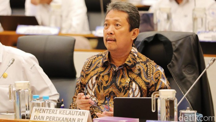 Ketua Komisi IV DPR Siti Hediati Soeharto (kanan) berjabat tangan dengan Menteri Kelautan dan Perikanan (KKP) Sakti Wahyu Trenggono (kiri) sebelum mengikuti rapat kerja dengan Komisi IV DPR di Kompleks Parlemen, Senayan, Jakarta, Selasa (22/4/2025). Rapat tersebut membahas efisiensi anggaran Kementerian Kelautan dan Perikanan.