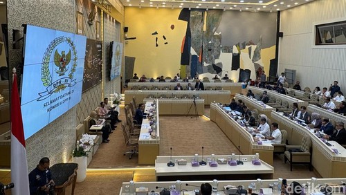 Menteri PANRB Rini Widyantini RDP dengan Komisi II