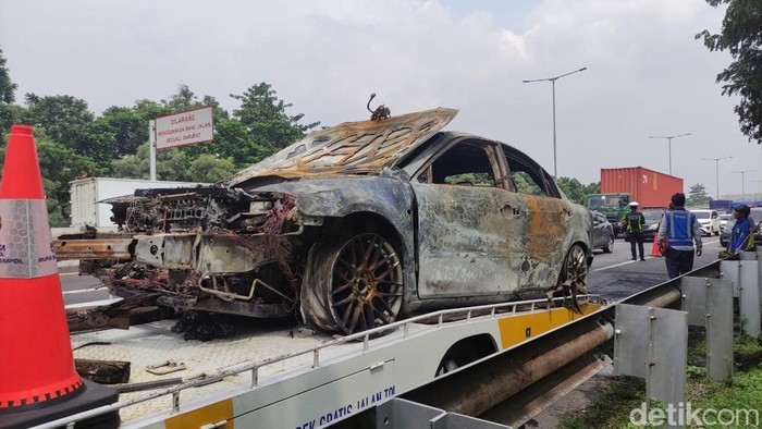 Mobil Mazda 6 yang terbakar di KM 750 Tol Sidoarjo-Waru berhasil dipadamkan.