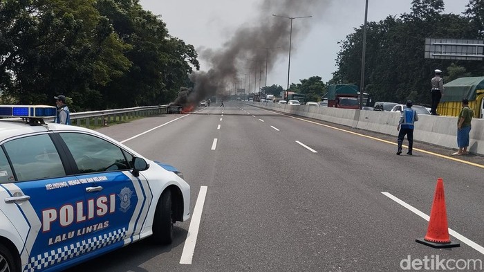 Mobil Mazda 6 yang terbakar di Tol Sidoarjo-Waru.