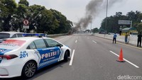 Mobil SUV Mazda 6 bernopol D 1346 PU yang terbakar hebat di KM 750 Tol Sidoarjo-Waru berhasil dipadamkan. Mobil itu diduga terbakar karena korsleting di bagian mesin. 