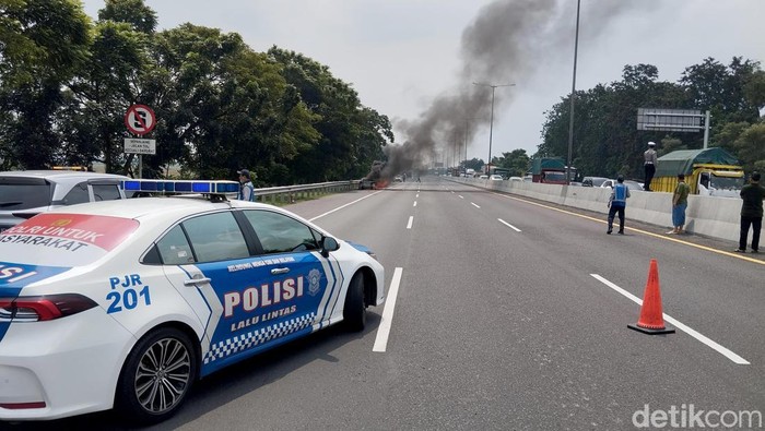 Mobil Mazda 6 yang terbakar di Tol Sidoarjo-Waru Mobil Mazda 6 yang terbakar di Tol Sidoarjo-Waru