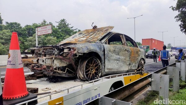 Kebakaran Mobil Mazda 6 di Tol Waru sempat Membuat Macet
