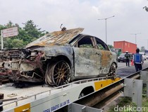 Kebakaran Mobil Mazda 6 di Tol Waru sempat Membuat Macet