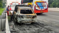 Peristiwa itu terjadi sekitar pukul 11.00 WIB. Mobil SUV warna abu-abu metalik yang dikendarai Gregorius Nazareth (36), warga Mulyorejo, Surabaya itu tersebut melaju dari Sidoarjo ara
