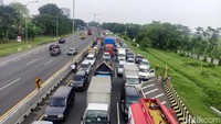Akibat kejadian ini, terjadi kemacetan di tol dari arah Sidoarjo menuju Waru. 