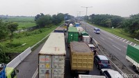 Diketahui, kemacetan ini imbas petugas menutup tol Sidoarjo arah Waru untuk proses pemadaman.