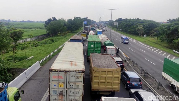 Mobil Mazda 6 yang terbakar di Tol Sidoarjo-Waru