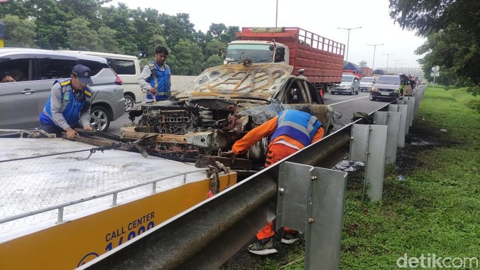 Mobil Mazda 6 yang terbakar di Tol Sidoarjo-Waru sudah padam. Lalu lintas dibuka kembali.