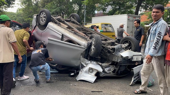 Mobil terbalik di Jalan Kusuma Bangsa Surabaya karena kecelakaan tunggal ban pecah
