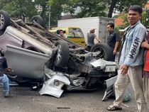 Avanza Terbalik gegara Pecah Ban di Surabaya, Balita Jadi Korban