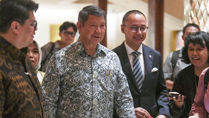 Momen Adik Prabowo Subianto Bertemu Mantan PM Inggris Tony Blair Utusan Khusus Presiden Hashim Djojohadikusumo (kanan) dan Wakil Ketua MPR Eddy Soeparno (kedua kanan) melakukan pertemuan dengan mantan Perdana Menteri Inggris Tony Blair (kiri) di Jakarta, Selasa (22/4/2025). Pertemuan tersebut membahas transisi energi dan dan energi terbarukan di antaranya penerapan Pembangkit Listrik Tenaga Nuklir (PLTN) di Indonesia. ANTARA FOTO/Hafidz Mubarak A/nz