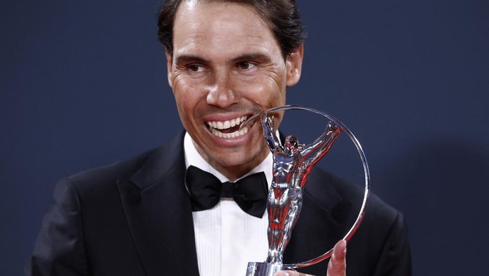 Momen Nadal Gigit Tropi Laureus Sporting Icon Laureus World Sports Awards - Palacio de Cibeles, Madrid, Spain - April 21, 2025 Spain former tennis player Rafael Nadal poses with the sporting icon award after the ceremony REUTERS/Juan Medina