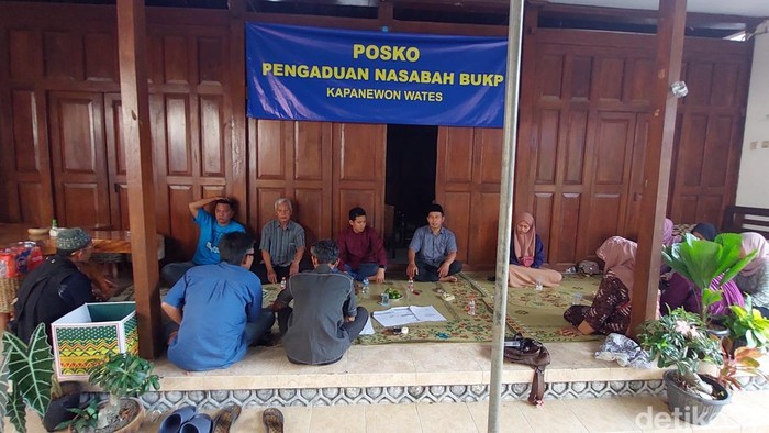 Nasabah membuat aduan di posko pengaduan BUKP Karangwuni, Wates, Kulon Progo, Selasa (22/4/2025).