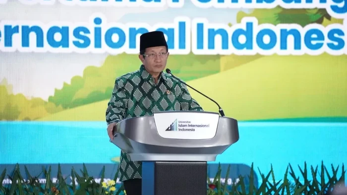 Menag Nasaruddin Umar dalam acara peluncuran Gerakan Penanaman Satu Juta Pohon Matoa dan peletakan batu pertama pembangunan Pesantren Istiqlal Internasional Indonesia (PIII) di kawasan Universitas Islam Internasional Indonesia (UIII), Depok, Jawa Barat, Senin (22/4/2025),