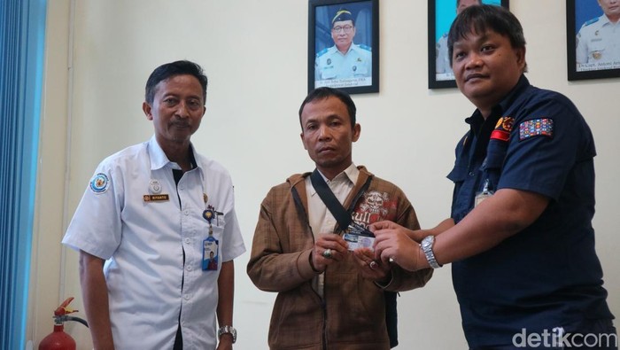 Nelayan Silugonggo menerima e-pas kecil dari UPP Kelas III Juwana, Selasa (22/4/2025).