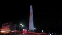 Pemandangan dari drone menunjukkan proyeksi potret Paus Fransiskus di Obelisk, setelah wafatnya Paus, di Buenos Aires, Argentina, 21 April 2025. 