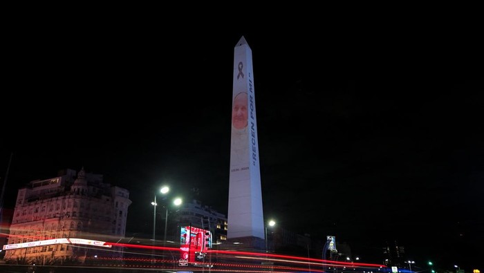 Obelisk Buenos Aires Tampilkan Wajah Paus Fransiskus yang Tutup Usia A drone view shows the projection of Pope Francis' portrait on the Obelisk, following the death of the pontiff, in Buenos Aires, Argentina, April 21, 2025. REUTERS/Martin Cossarini