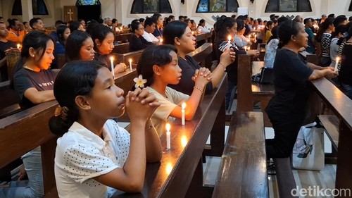 OMK Paroki Santo Yoseph Pekerja Penfui, Kupang, NTT, saat menggelar doa bersama atas wafatnya Paus Fransiskus, Selasa (22/4/2025) malam. (Yufengki Bria/detikBali).
