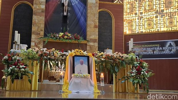 OMK Paroki Santo Yoseph Pekerja Penfui, Kupang, NTT, saat menggelar doa bersama atas wafatnya Paus Fransiskus, Selasa (22/4/2025) malam. (Yufengki Bria/detikBali).