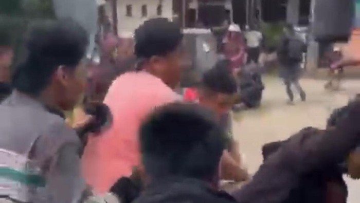Sopir Hilux bernama Sudding diamuk massa di Palopo setelah menabrak dua pengendara motor. Korban dirawat, Sudding diamankan untuk penyelidikan.