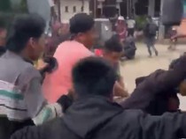 Momen Sopir Hilux Dikejar-Diamuk Massa di Palopo gegara Tabrak Lari Pemotor