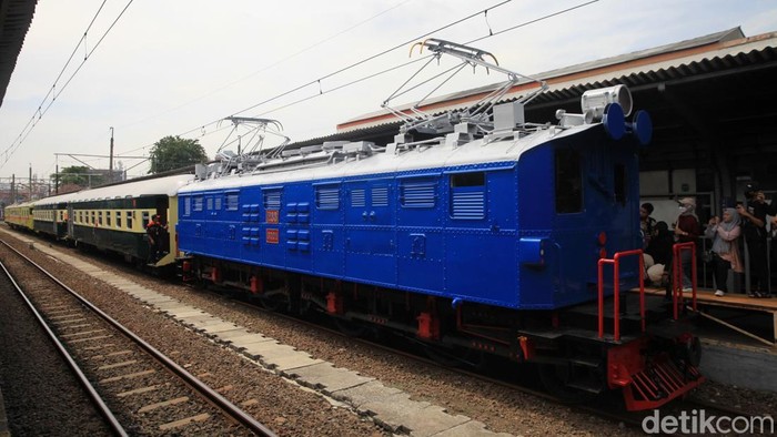 Parade Kereta Ramaikan Satu Abad KRL Beroperasi Moda transportasi KRL telah beroperasi selama 100 tahun atau satu abad. KRL pertama kali beroperasi di Indonesia pada 6 April 1925.
