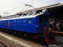 Parade Kereta Ramaikan Satu Abad KRL Beroperasi