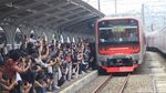 Parade Kereta Ramaikan Satu Abad KRL Beroperasi