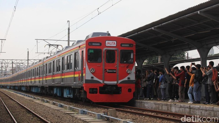 Moda transportasi KRL telah beroperasi selama 100 tahun atau satu abad. KRL pertama kali beroperasi di Indonesia pada 6 April 1925.