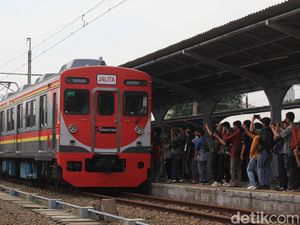 Lempar Batu ke KRL Bisa Dipenjara 20 Tahun!