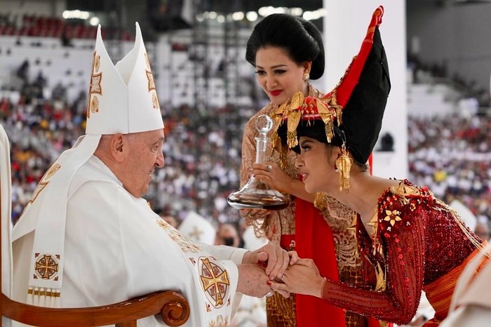 Paus Fransiskus dan Lyodra Ginting Paus Fransiskus dan Lyodra Ginting