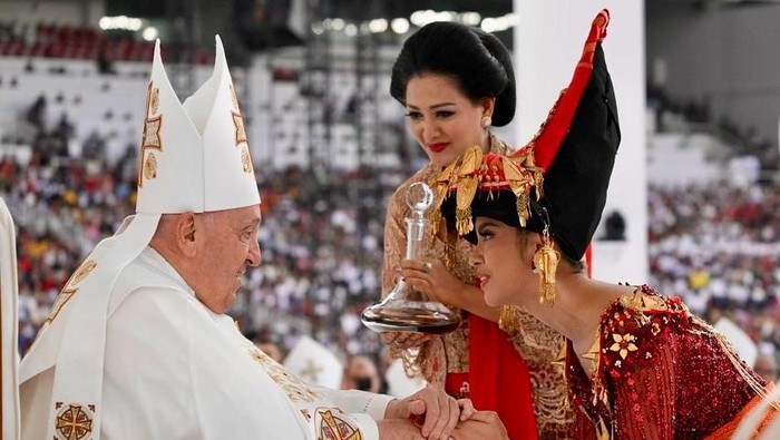 Paus Fransiskus dan Lyodra Ginting