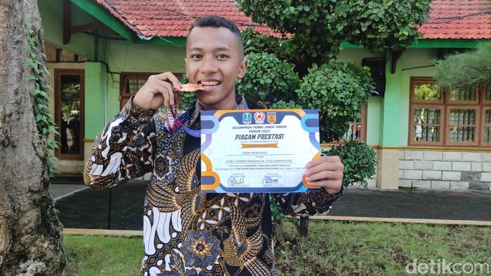 Pelajar SMA Negeri 1 Sidoarjo yang berprestasi di bidang olahraga Karate.