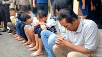 Para terduga pelaku dan korban tidak saling kenal. Mereka sebagian warga Surabaya dan sebagian warga Kebomas, Gresik. Dalam penangkapan tersebut, polisi juga berhasil mengamankan korban. Korban dalam kondisi baik.