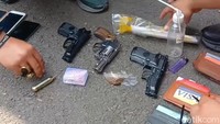 Dari penangkapan para pelaku, polisi mengamankan tiga pistol.
