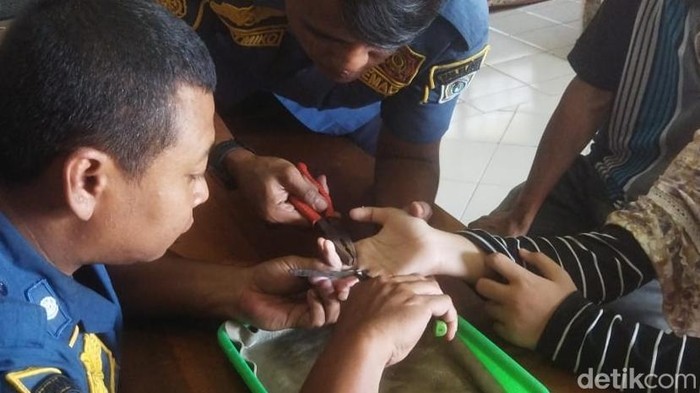Pelepasan cincin oleh Damkar Satpol PP Pemkab Klaten, Selasa (22/4/2025).