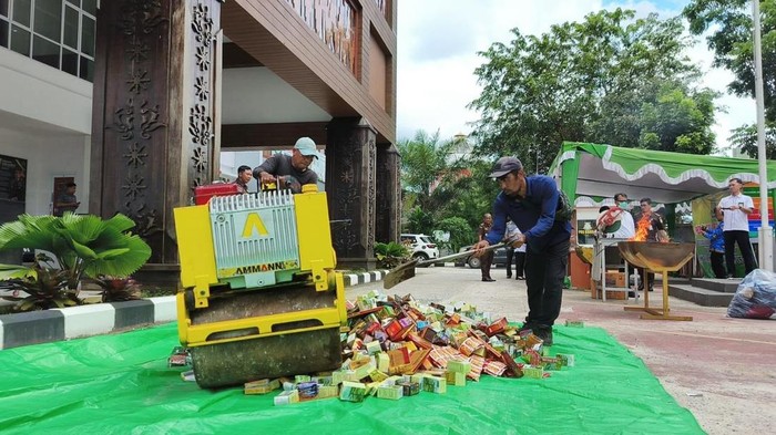 Pemusnahan barang bukti dari 106 perkara di Kejari Pontianak.