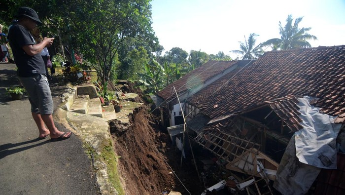 Penampakan Rumah Rusak Akibat Bencana Tanah Bergerak di Brebes Warga melihat rumah yang rusak dan amblas sedalam 3 meter akibat tanah bergerak di Dukuh Krajan, Desa Mendala, Sirampog, Brebes, Jawa Tengah, Selasa (22/4/2025). Berdasarkan data BPBD Brebes sebanyak 114 rumah rusak berat dan rusak ringan, tiga fasilitas umum dan dua fasilitas pendidikan rusak serta 439 jiwa terdampak akibat bencana tanah bergerak yang melanda desa tersebut. ANTARA FOTO/Oky Lukmansyah/tom.