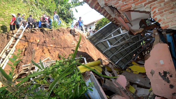 Warga melihat rumah yang rusak dan amblas sedalam 3 meter akibat tanah bergerak di Dukuh Krajan, Desa Mendala, Sirampog, Brebes, Jawa Tengah, Selasa (22/4/2025). Berdasarkan data BPBD Brebes sebanyak 114 rumah rusak berat dan rusak ringan, tiga fasilitas umum dan dua fasilitas pendidikan rusak serta 439 jiwa terdampak akibat bencana tanah bergerak yang melanda desa tersebut. ANTARA FOTO/Oky Lukmansyah/tom.