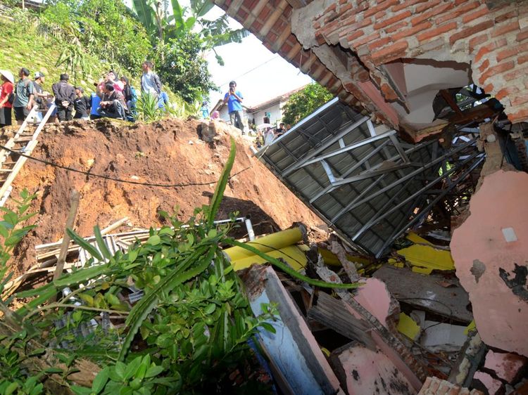 Penampakan Rumah Rusak Akibat Bencana Tanah Bergerak di Brebes
