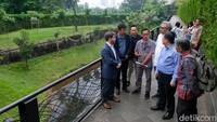 Presiden Direktur Lippo Malls Indonesia Marlo Budiman mengecek kolam detensi di lokasi yang bersebelahan dengan Kali Krukut. Lippo Mall Kemang memperoleh sertifikasi bangunan hijau atau EDGE dari International Finance Corporation (IFC).   
