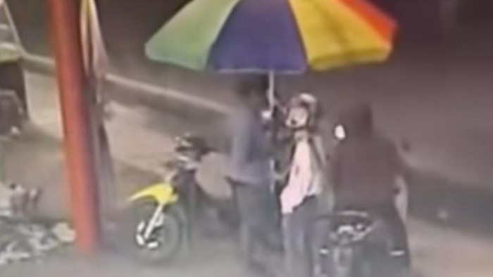 Penjual bakso tusuk di Makassar dibegal 2 pria.