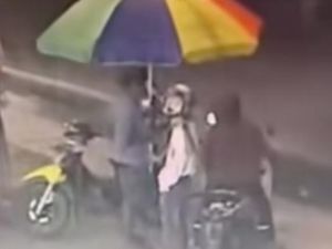Video: Rekaman CCTV Aksi 2 Remaja Begal Penjual Bakso di Makassar