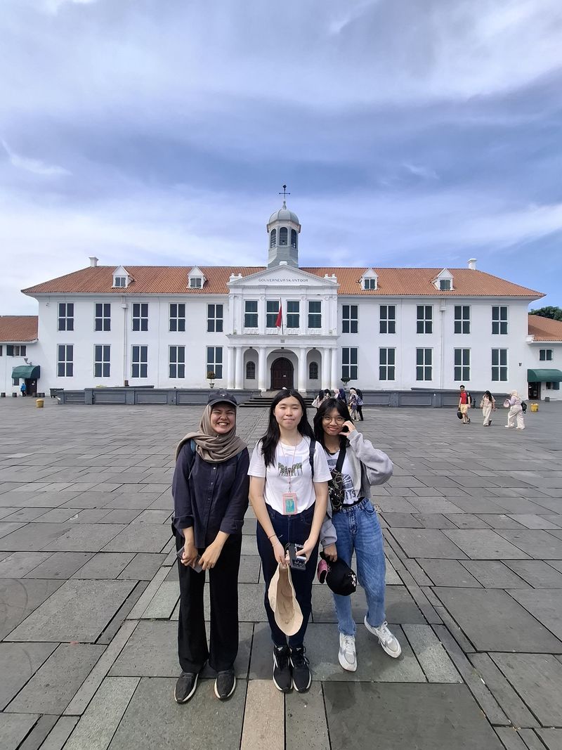 Peserta free walking tour Kota Tua Jakarta